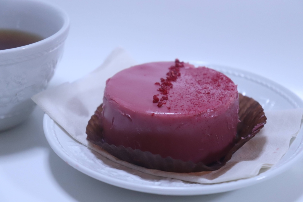 Starbucks-Ruby-chocolate-cake